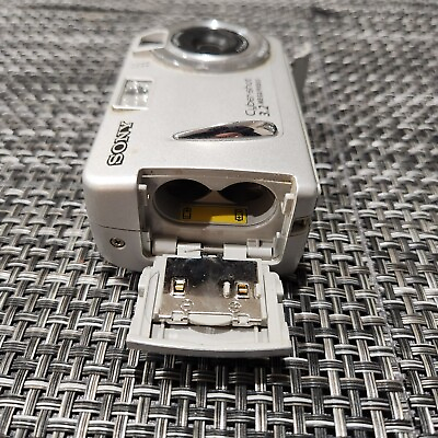 #ad Sony Cyber Shot Digital Camera 3.2 Mega Pixels DSC P72 Retro Tested Works $39.00
