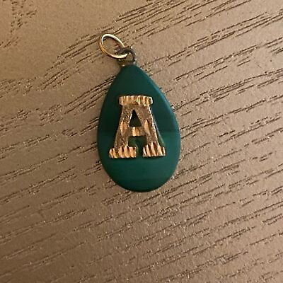 #ad Pendant 18k gold on green background. Excellent Condition $142.00